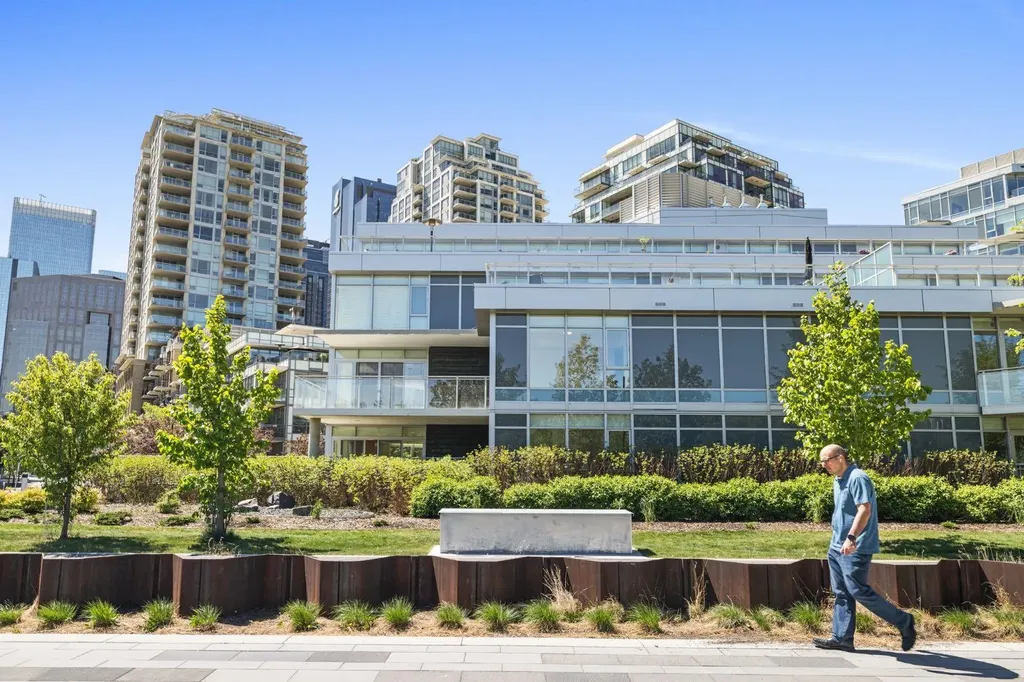 88 Waterfront Mews SW Calgary AB T2P 1K7