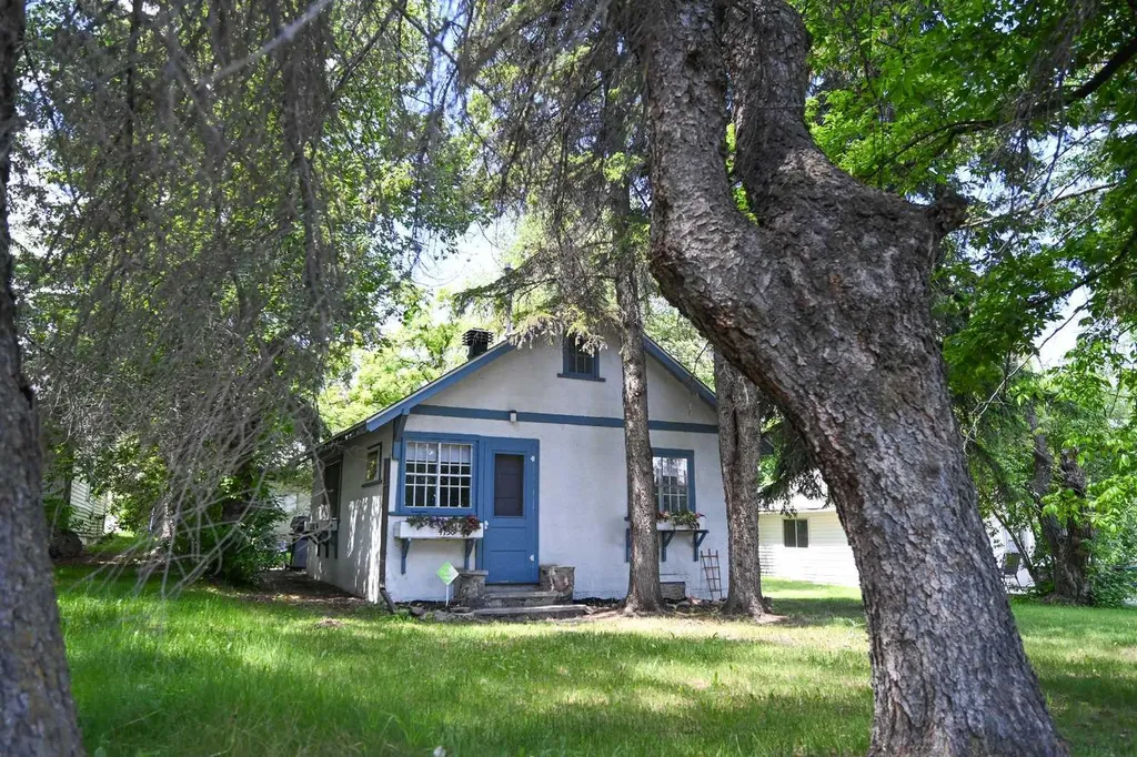 4738 50 Street E Sylvan Lake AB T4S1G8
