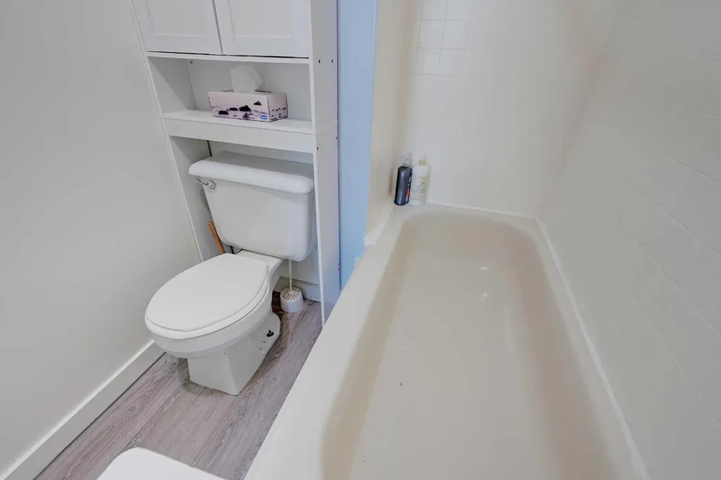4738 50 Street E Sylvan Lake AB T4S1G8