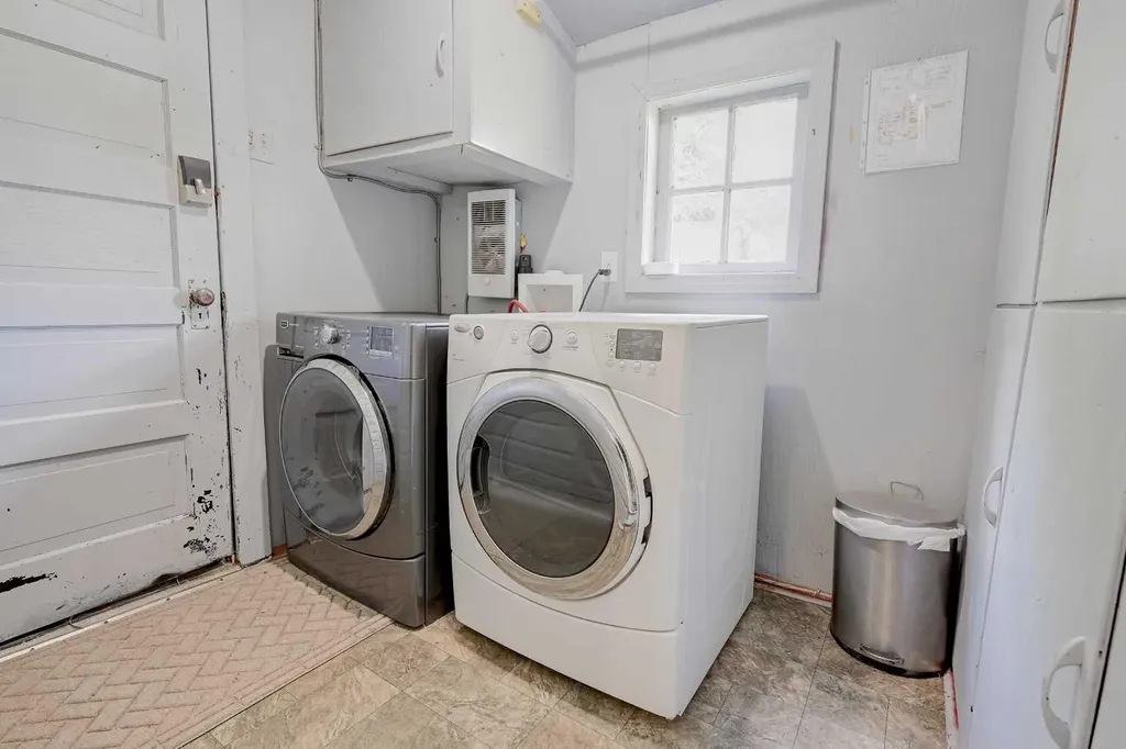 4738 50 Street E Sylvan Lake AB T4S1G8