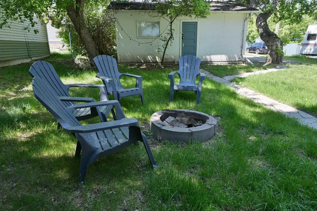 4738 50 Street E Sylvan Lake AB T4S1G8