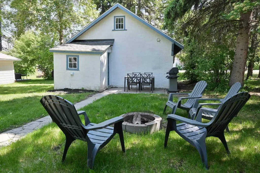 4738 50 Street E Sylvan Lake AB T4S1G8