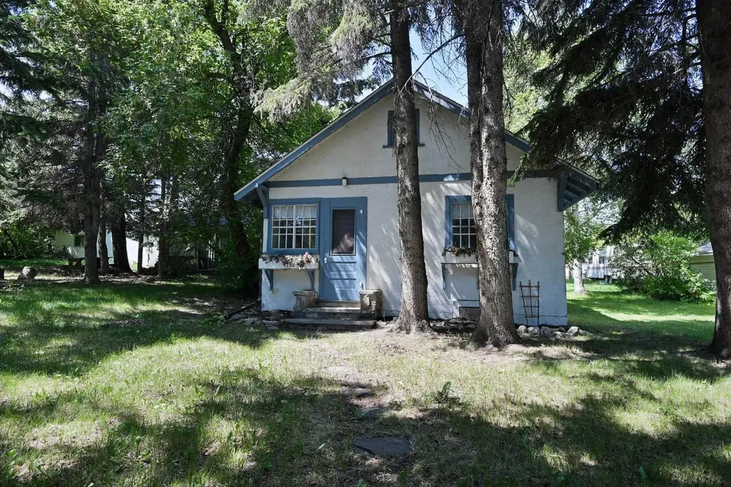 4738 50 Street E Sylvan Lake AB T4S1G8