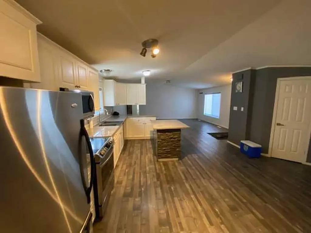 7928 97 Avenue Peace River AB T8S1W6