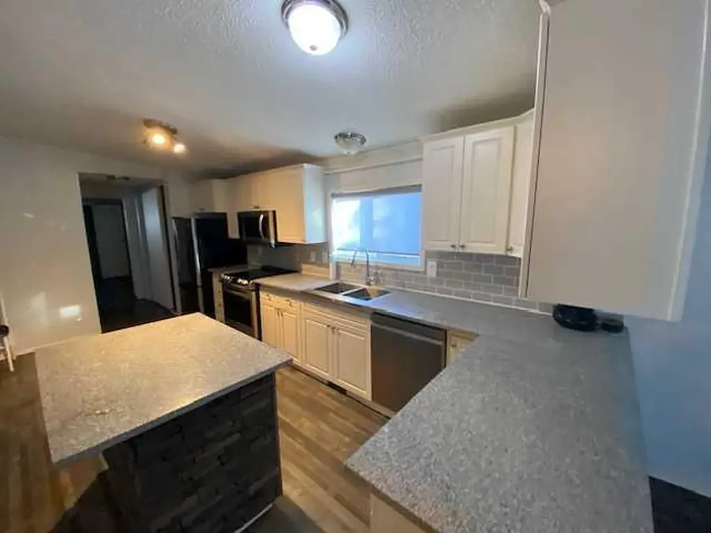 7928 97 Avenue Peace River AB T8S1W6
