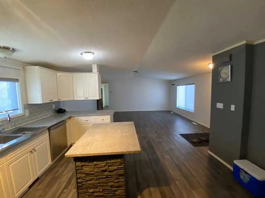 7928 97 Avenue Peace River AB T8S1W6