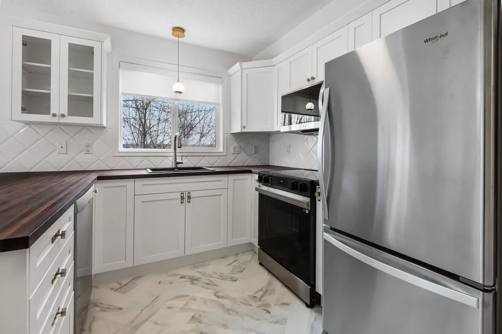 7451 Springbank Boulevard SW Calgary AB T3H4K5