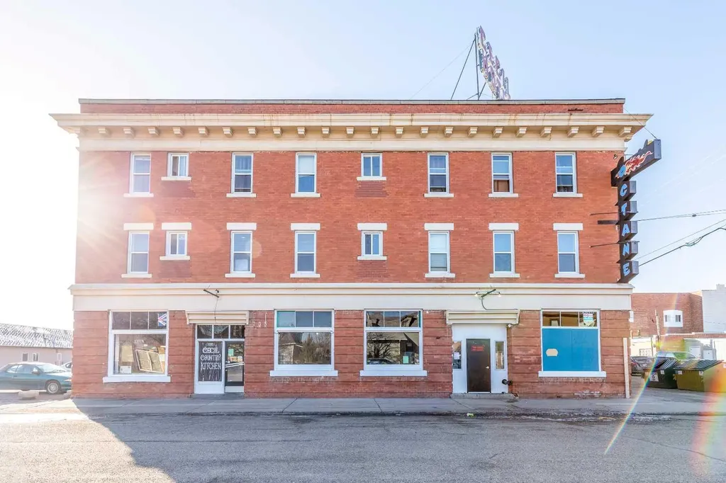 733 4 Street SE Medicine Hat AB T1A 0L3