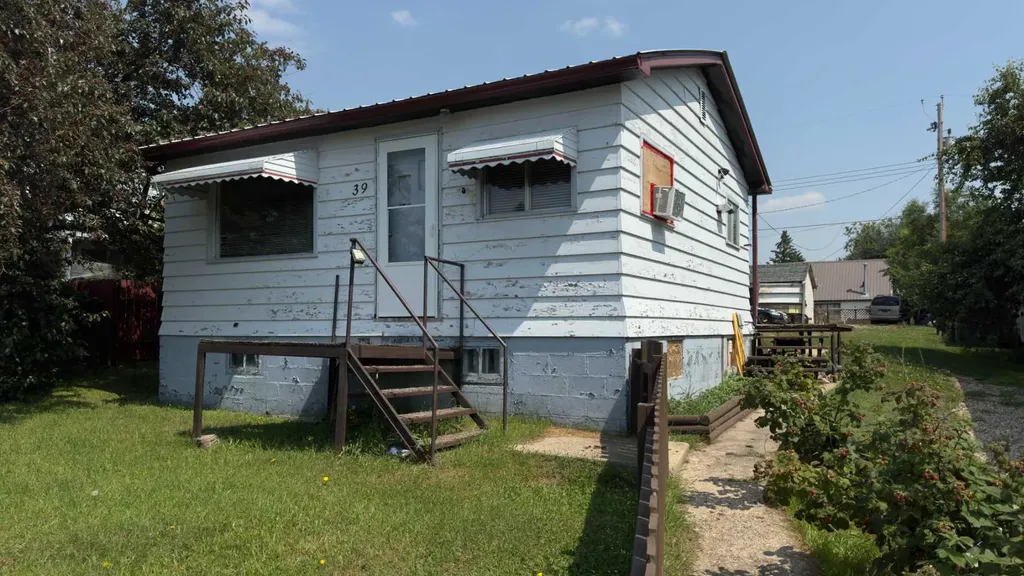 39 Rydberg Street Hughenden AB T0B 2E0