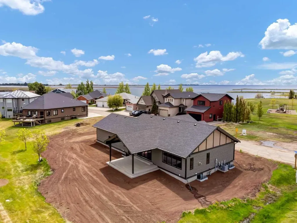 25 Blue Heron Bay Lake Newell Resort AB T1R 0X5