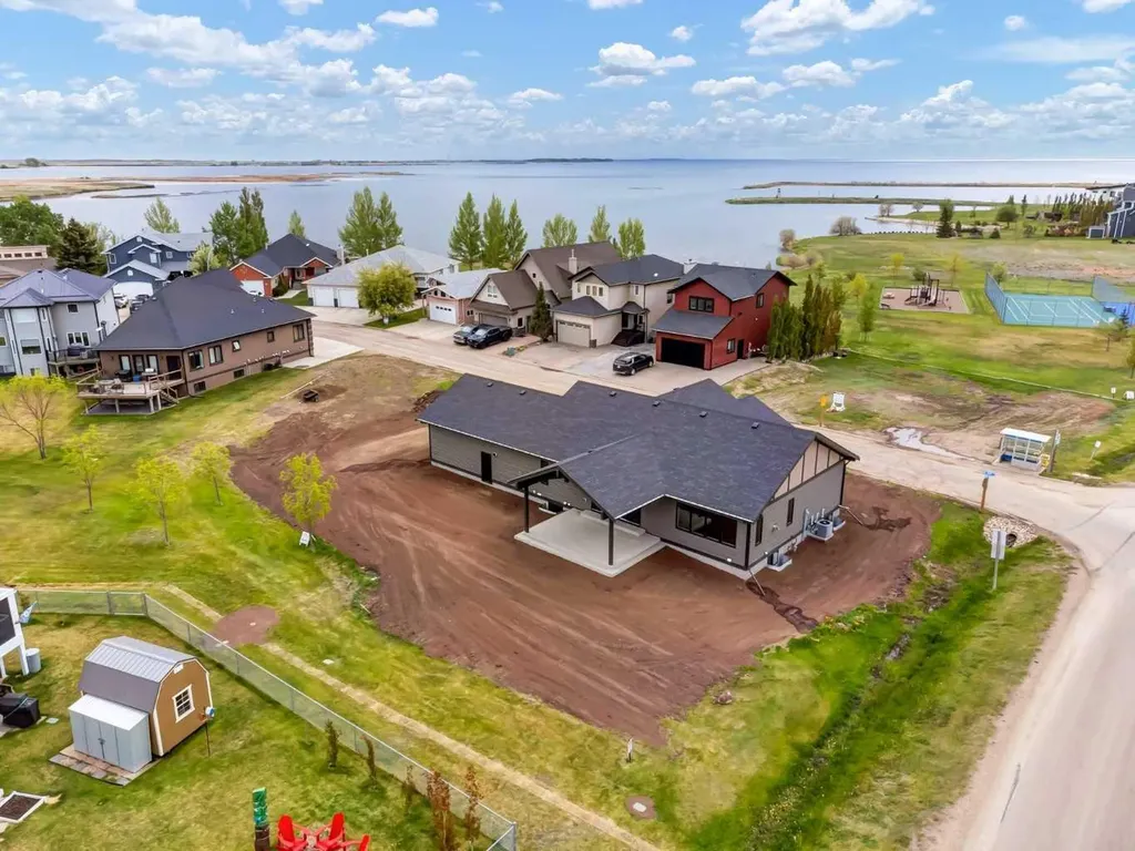 25 Blue Heron Bay Lake Newell Resort AB T1R 0X5