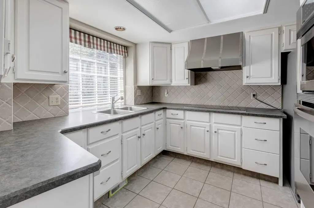 4037 42 Street NW Calgary AB T3A 2M9