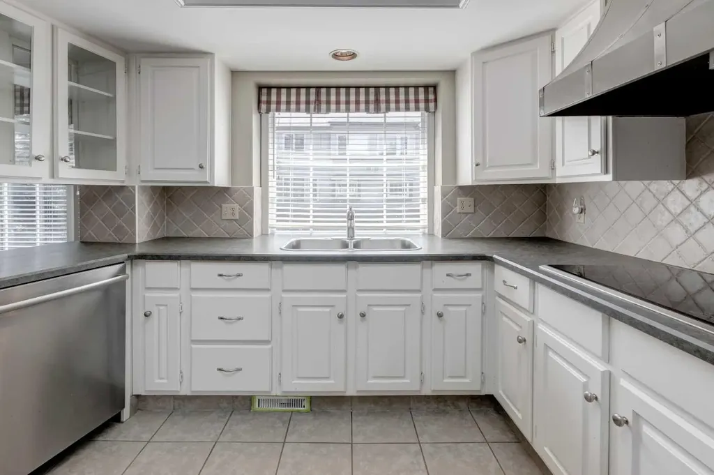 4037 42 Street NW Calgary AB T3A 2M9