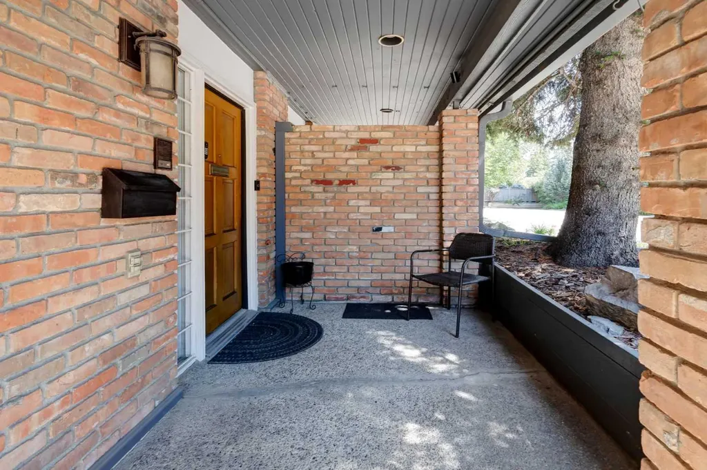 4037 42 Street NW Calgary AB T3A 2M9
