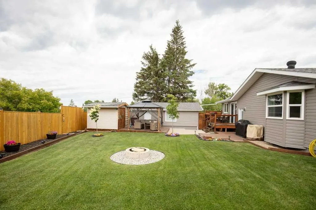 36 Harvey Close Red Deer AB T4N6C4