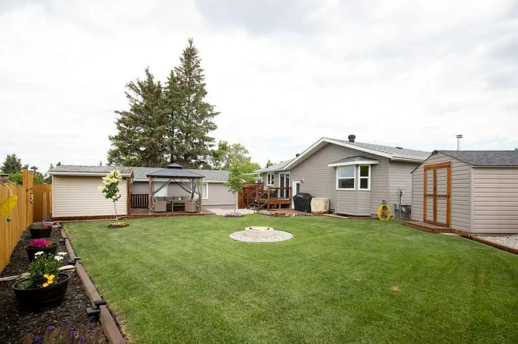 36 Harvey Close Red Deer AB T4N6C4