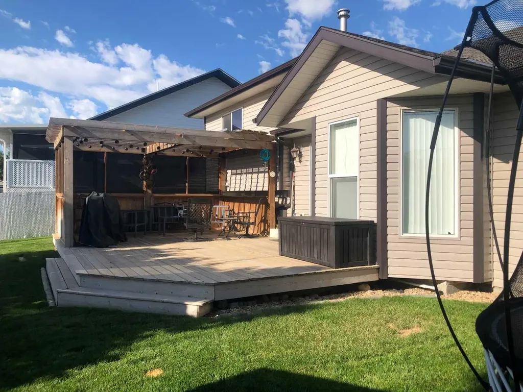 44 Upland Street W Brooks AB T1R 1J8