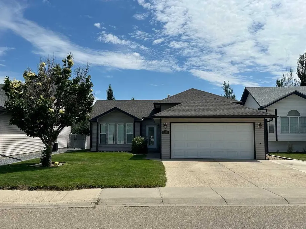 44 Upland Street W Brooks AB T1R 1J8