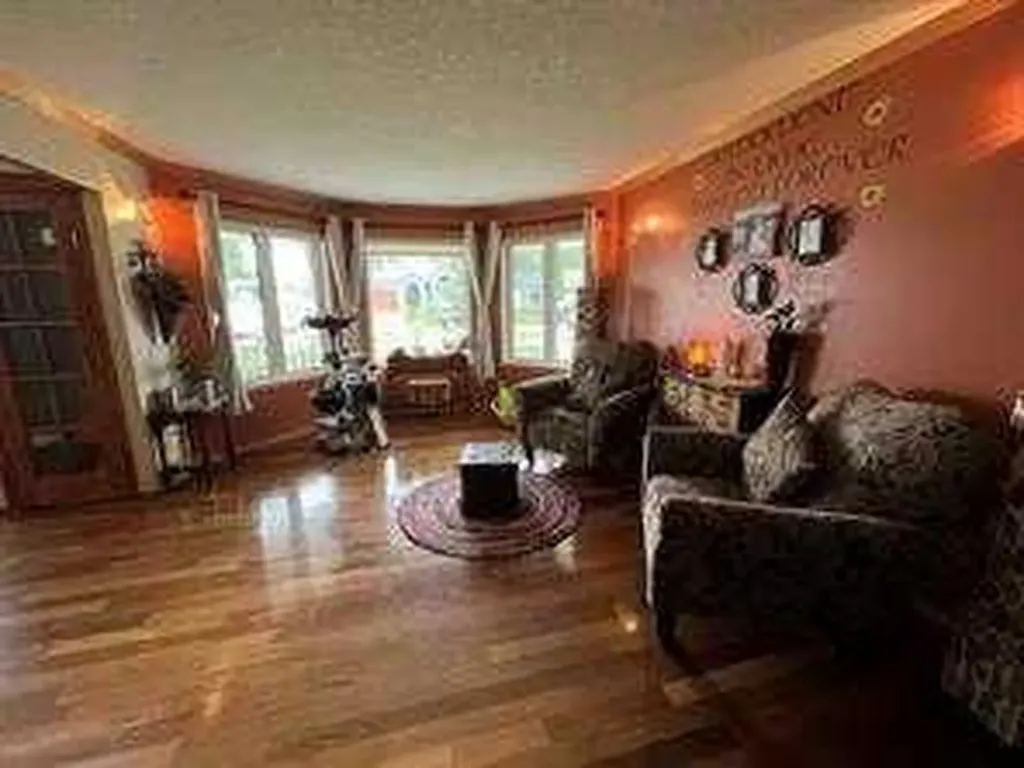 302 8 Avenue Fox Creek AB T0H 1P0