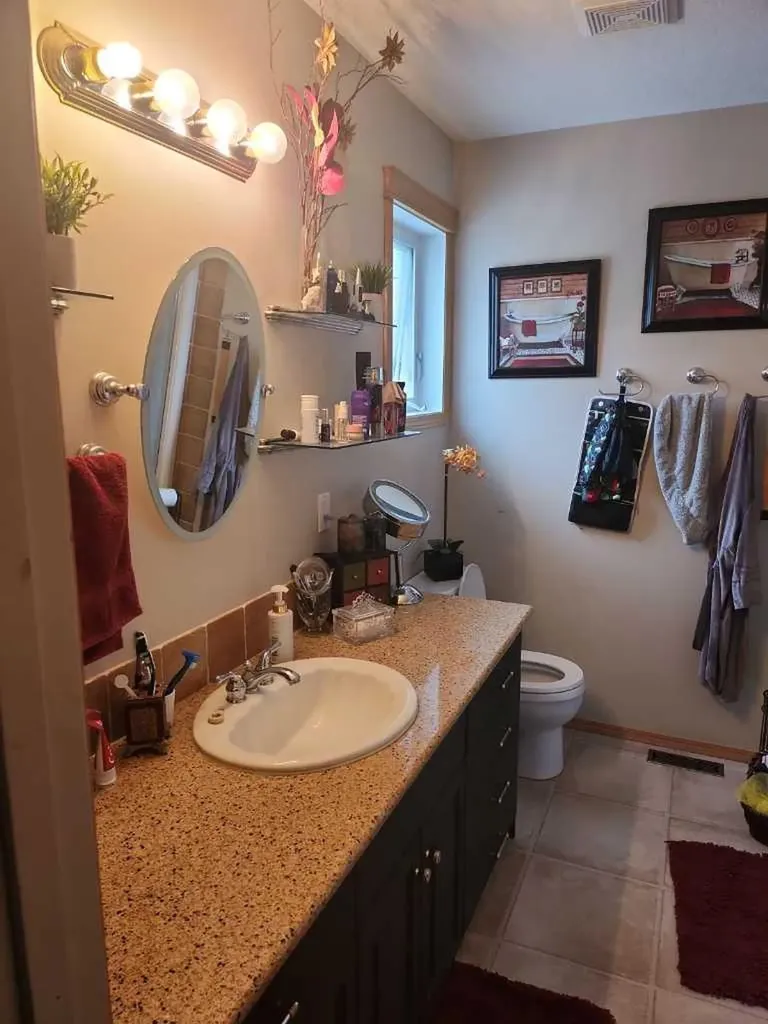 302 8 Avenue Fox Creek AB T0H 1P0