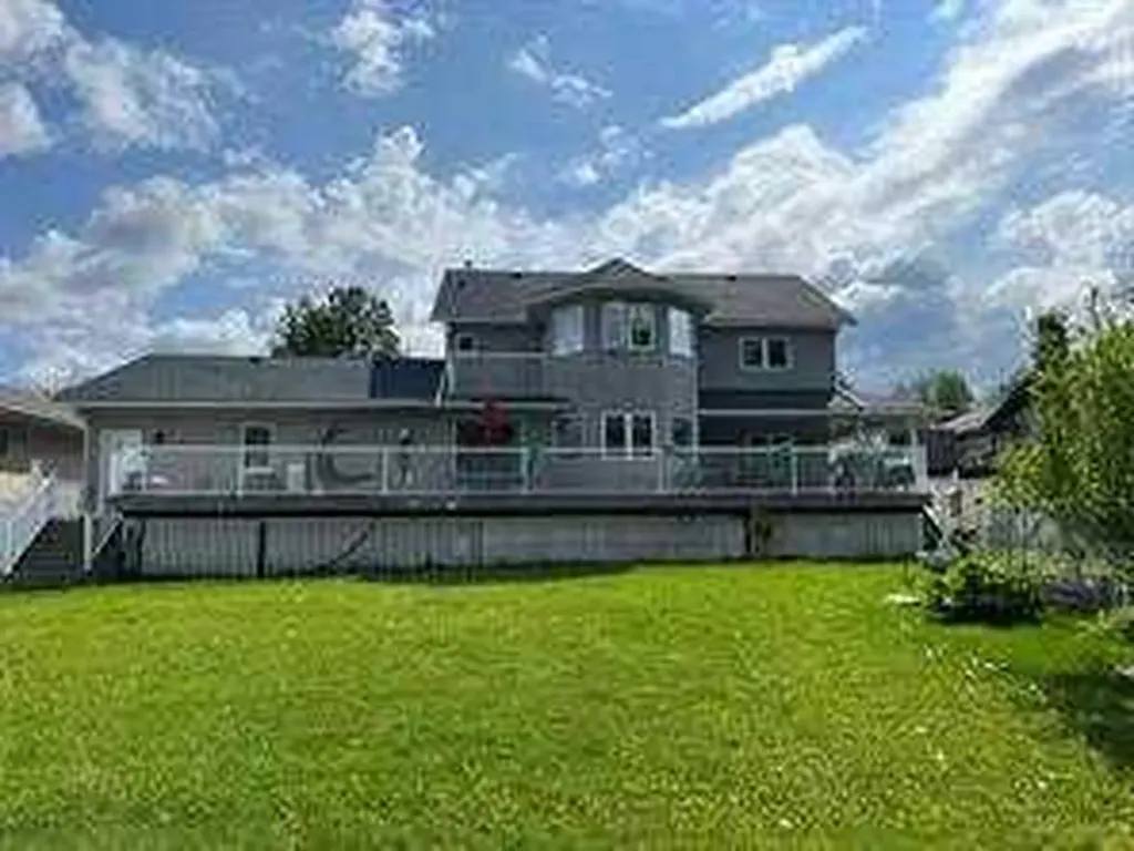 302 8 Avenue Fox Creek AB T0H 1P0
