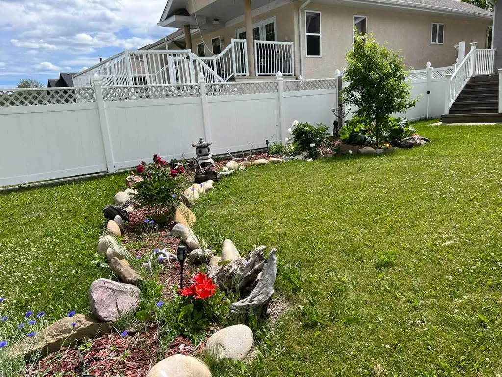 302 8 Avenue Fox Creek AB T0H 1P0