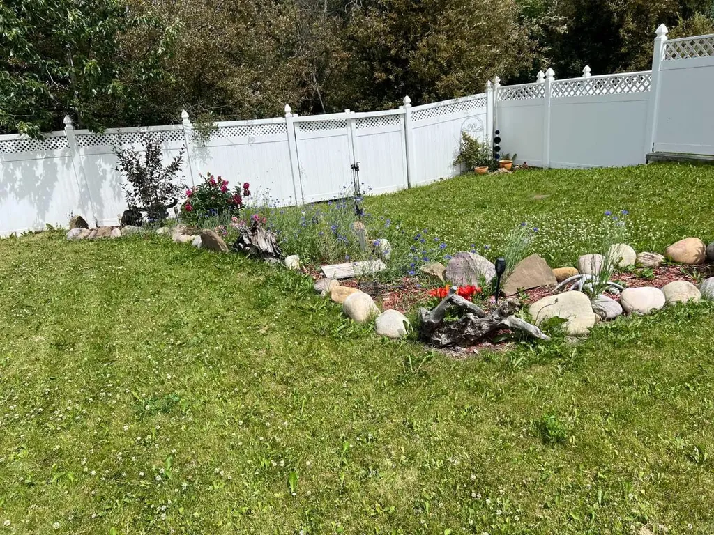 302 8 Avenue Fox Creek AB T0H 1P0