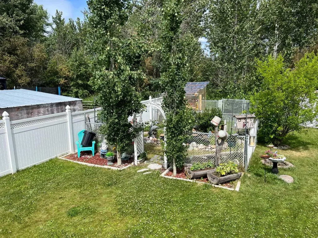 302 8 Avenue Fox Creek AB T0H 1P0