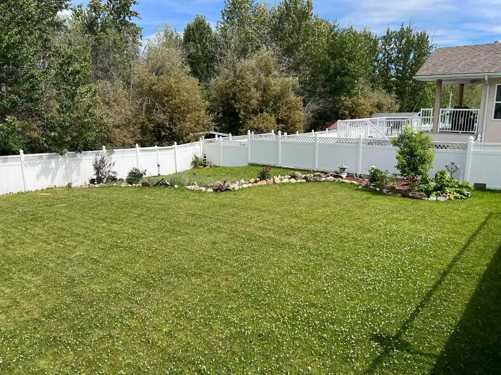 302 8 Avenue Fox Creek AB T0H 1P0