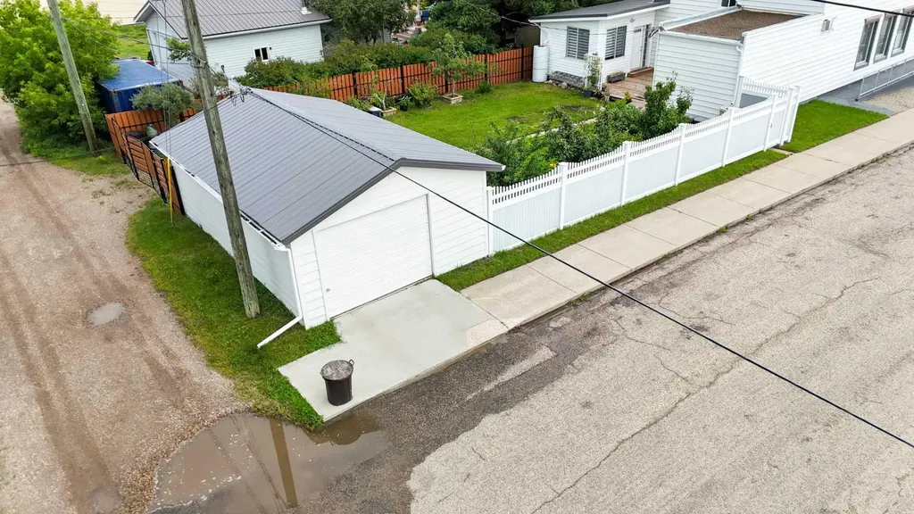 2124 20 Street Delburne AB T0M 0V0