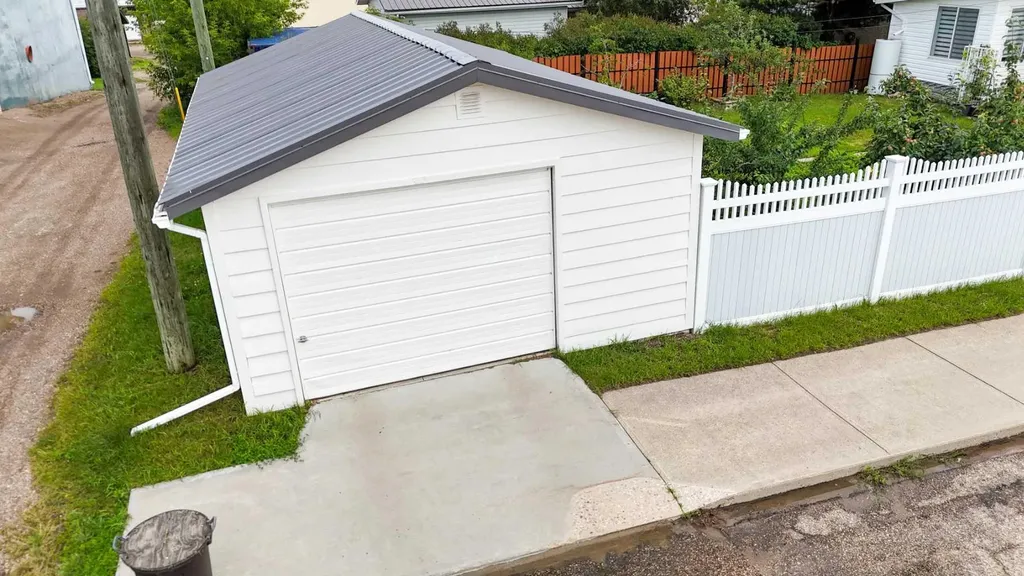2124 20 Street Delburne AB T0M 0V0