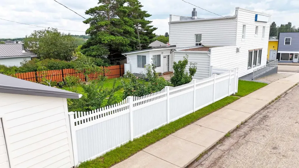 2124 20 Street Delburne AB T0M 0V0