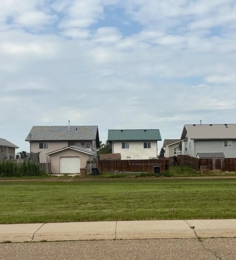 83 Upland Manor W Brooks AB T1R1C5