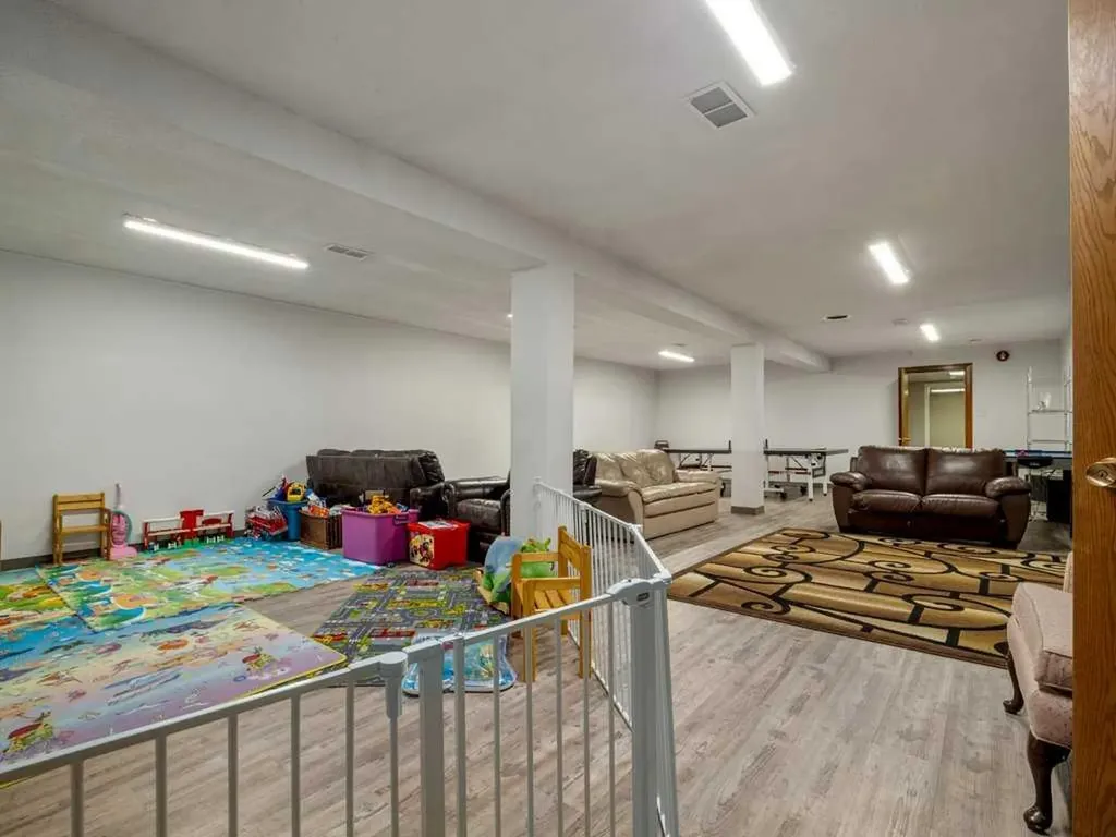 327 10 Street S Lethbridge AB T1J 2M7
