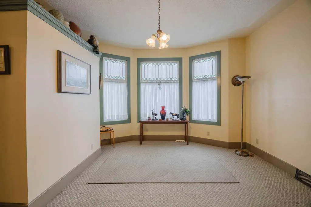 15 Elma Street W Okotoks AB T1S 1J7
