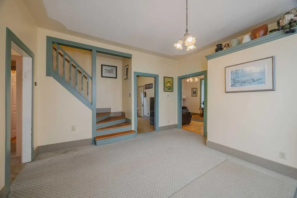 15 Elma Street W Okotoks AB T1S 1J7