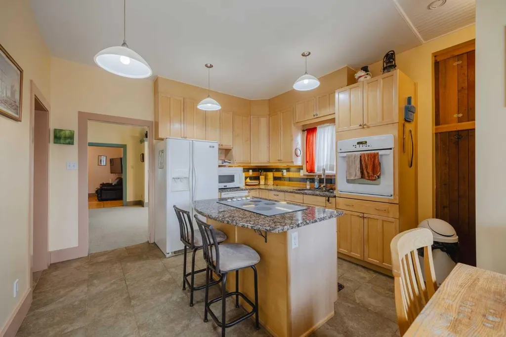 15 Elma Street W Okotoks AB T1S 1J7