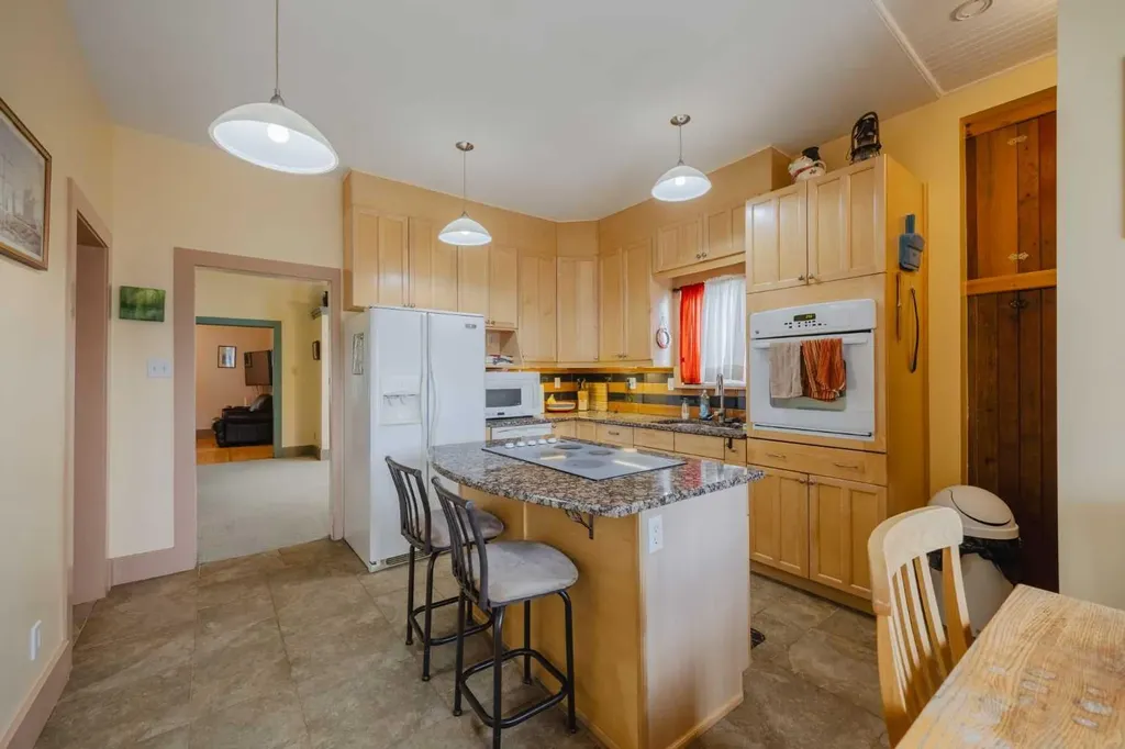 15 Elma Street W Okotoks AB T1S 1J7