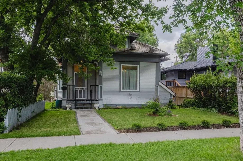 15 Elma Street W Okotoks AB T1S 1J7