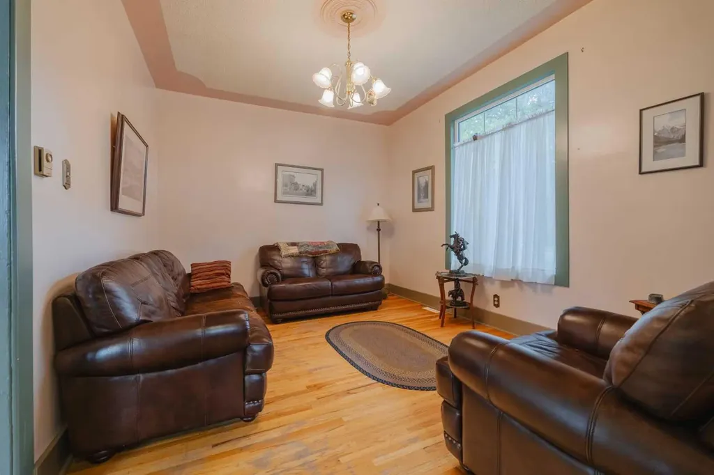 15 Elma Street W Okotoks AB T1S 1J7