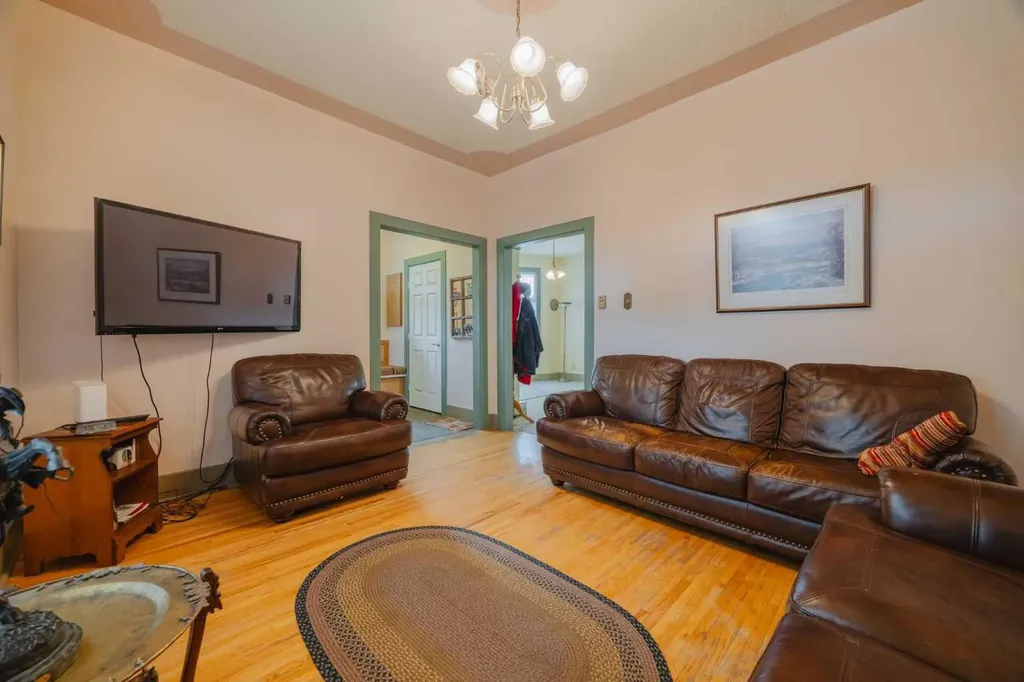 15 Elma Street W Okotoks AB T1S 1J7