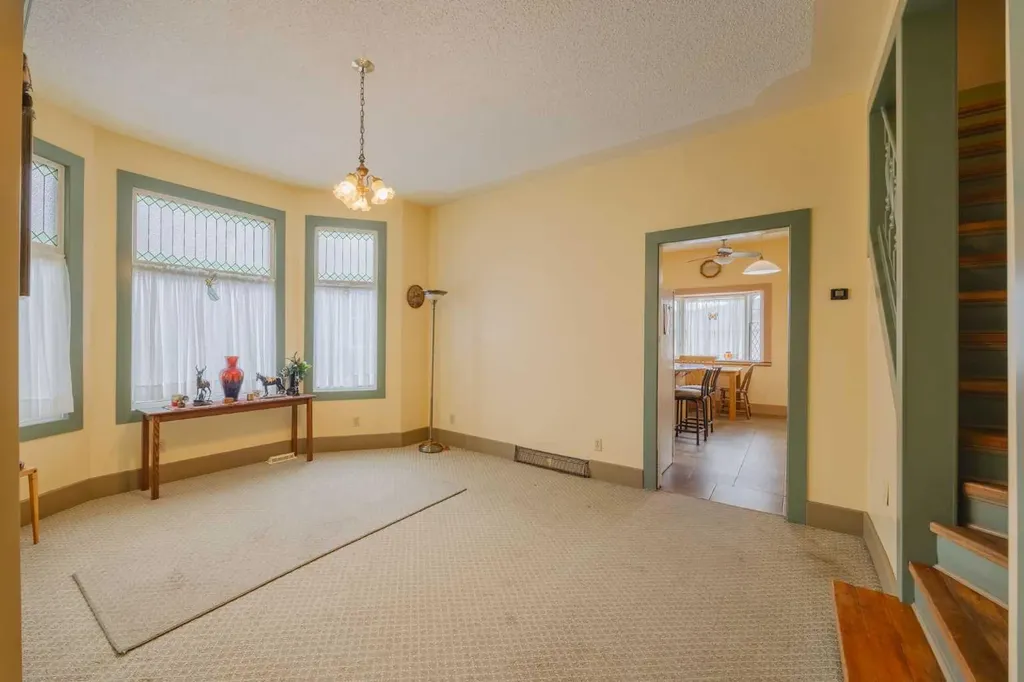 15 Elma Street W Okotoks AB T1S 1J7