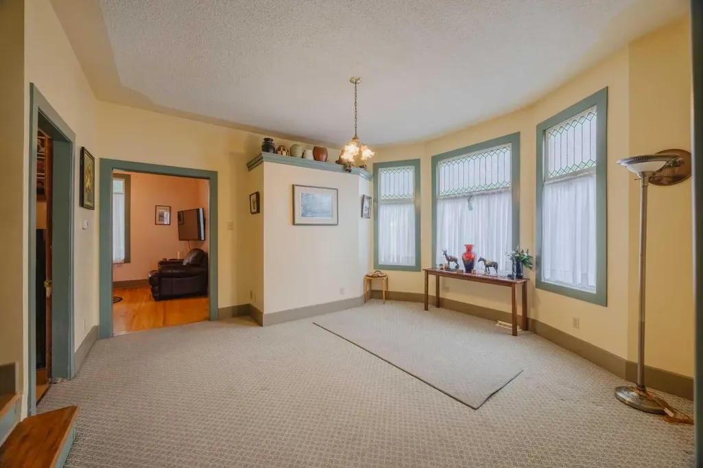 15 Elma Street W Okotoks AB T1S 1J7