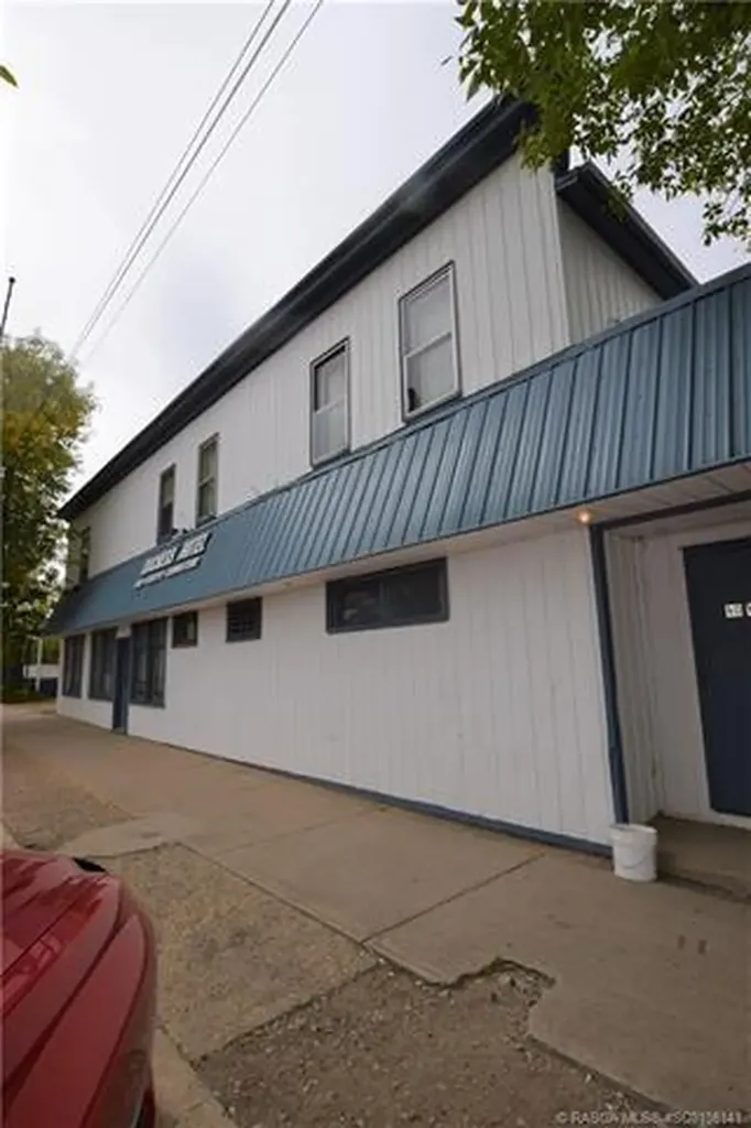 400 Howe Avenue E Duchess AB T0J 0Z0