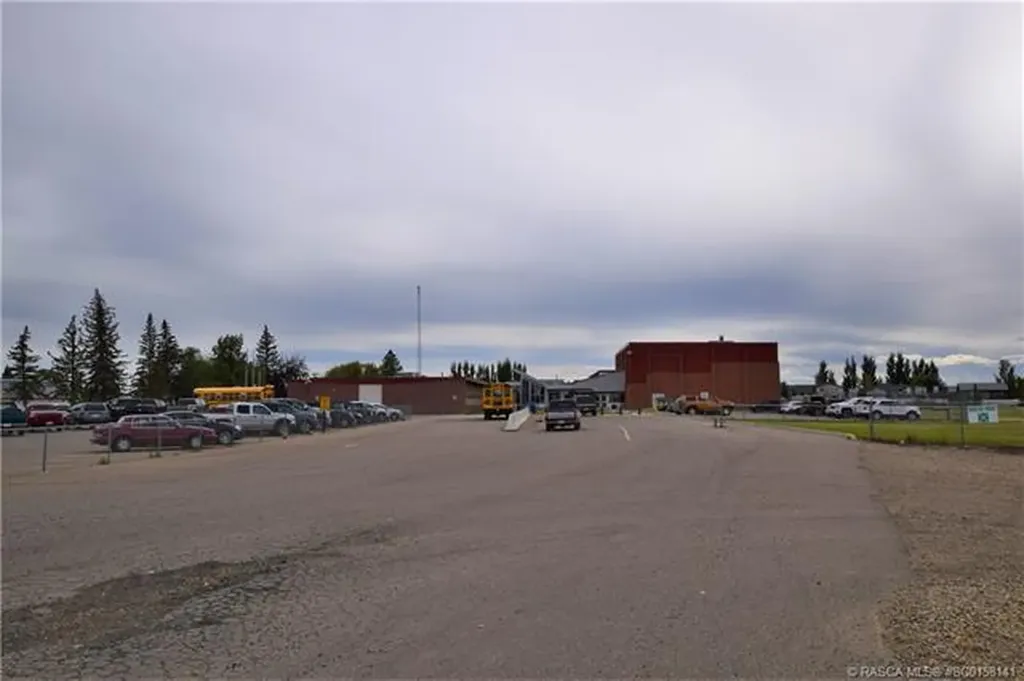 400 Howe Avenue E Duchess AB T0J 0Z0