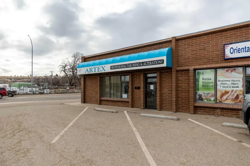 957 South Railway Street SE Medicine Hat AB T1A 2W3