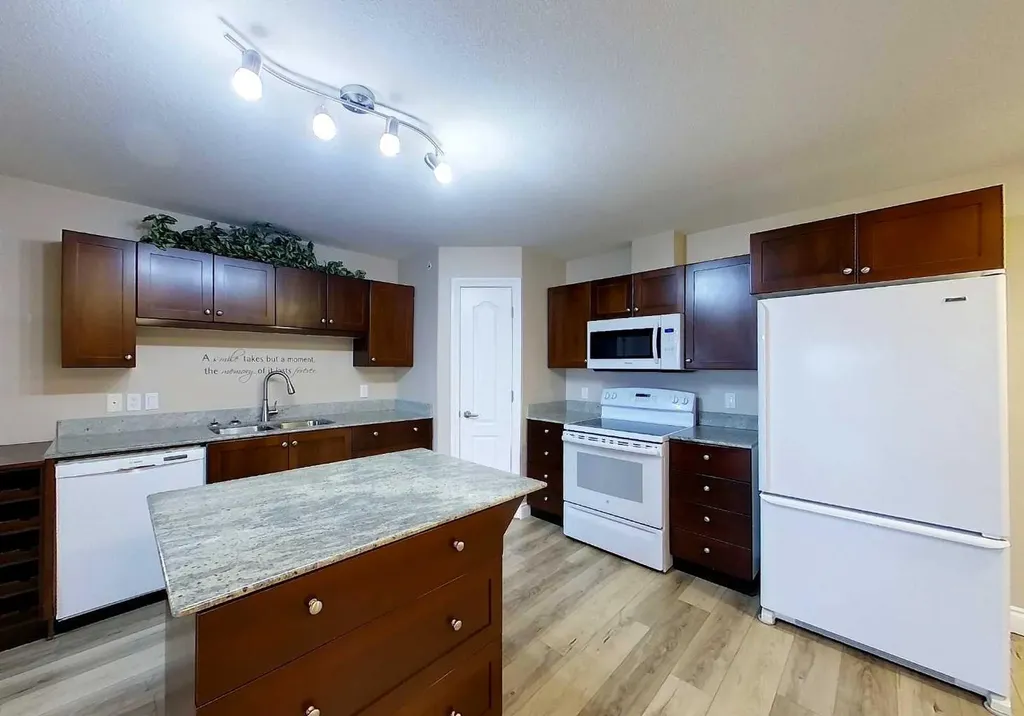 5037 7 Avenue Edson AB T7E0A8