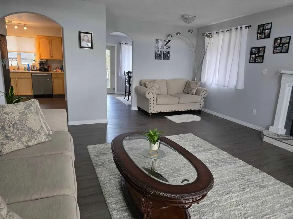 105 Parker Place Hinton AB T7V 2E5