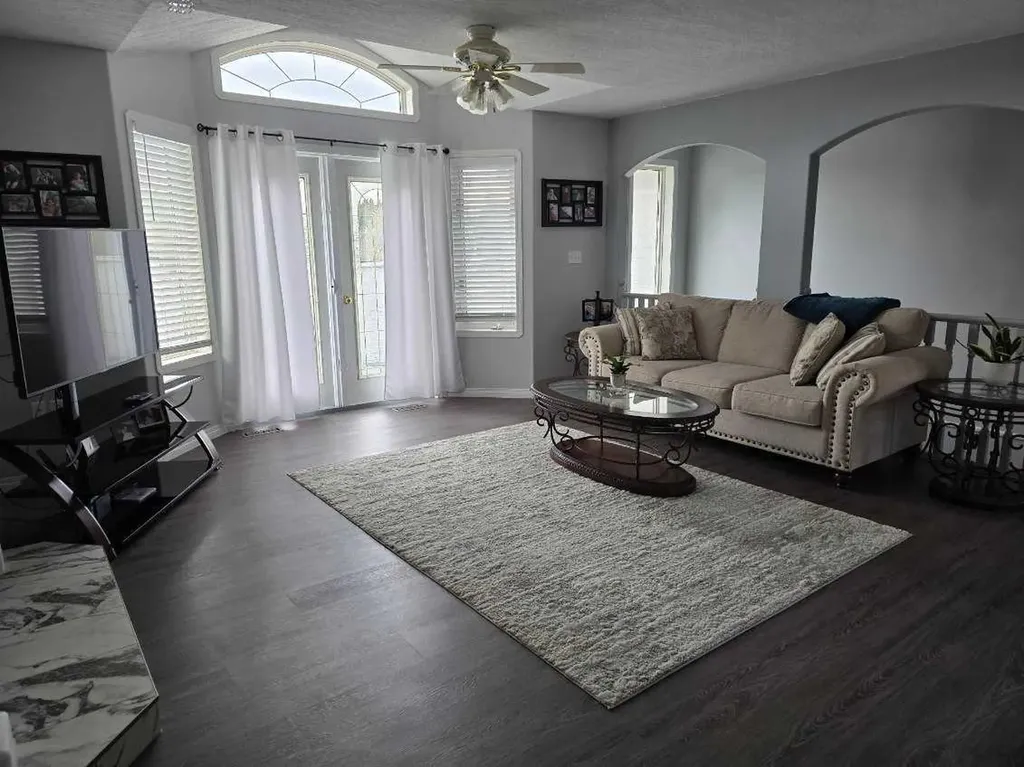105 Parker Place Hinton AB T7V 2E5