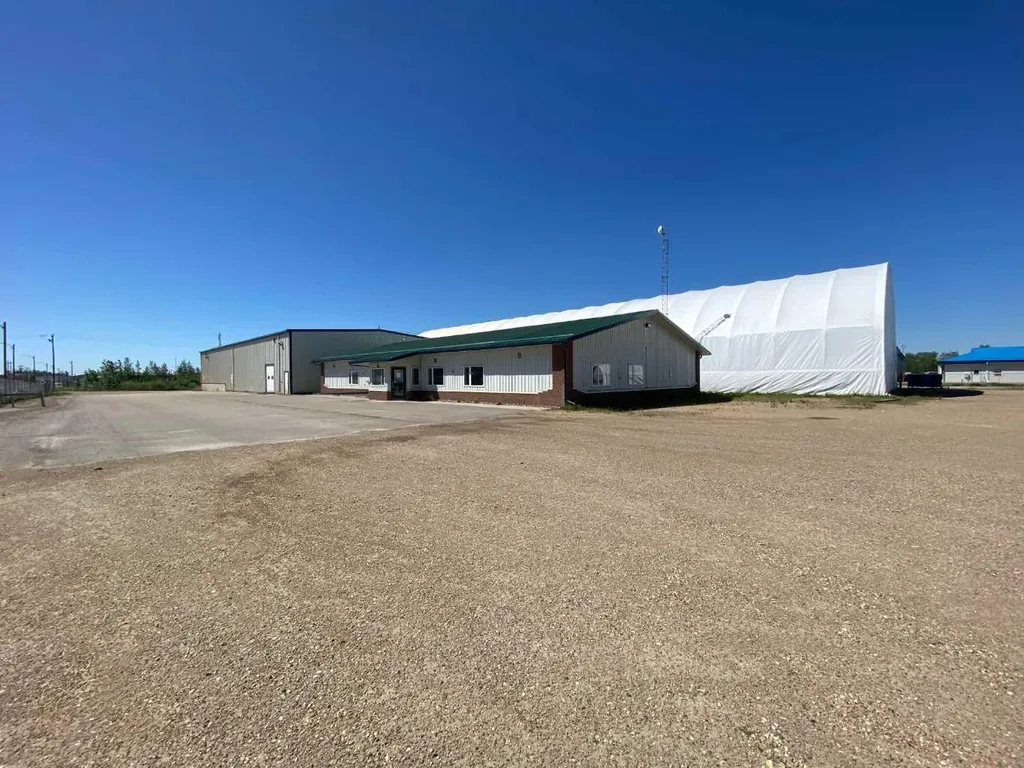 6701 & 6705 44 Avenue Ponoka AB T4J 1J8